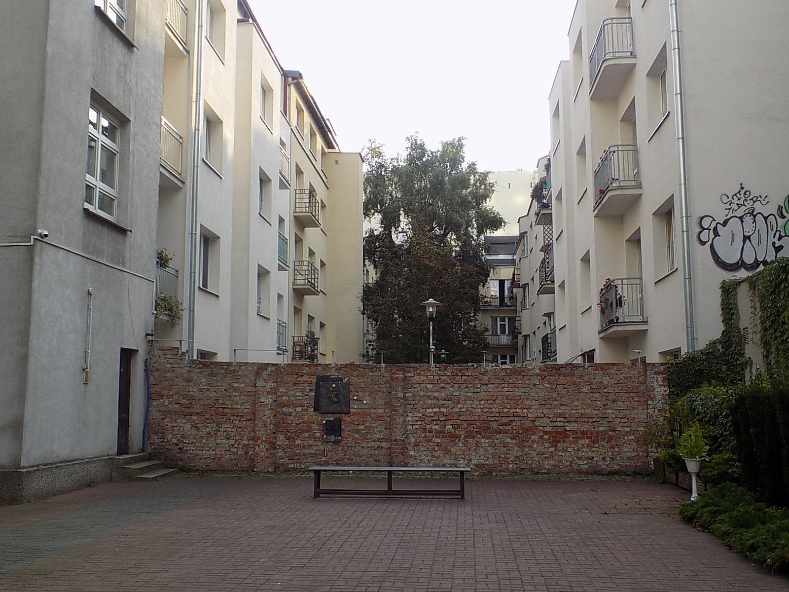Il muro del ghetto in Via Sienna