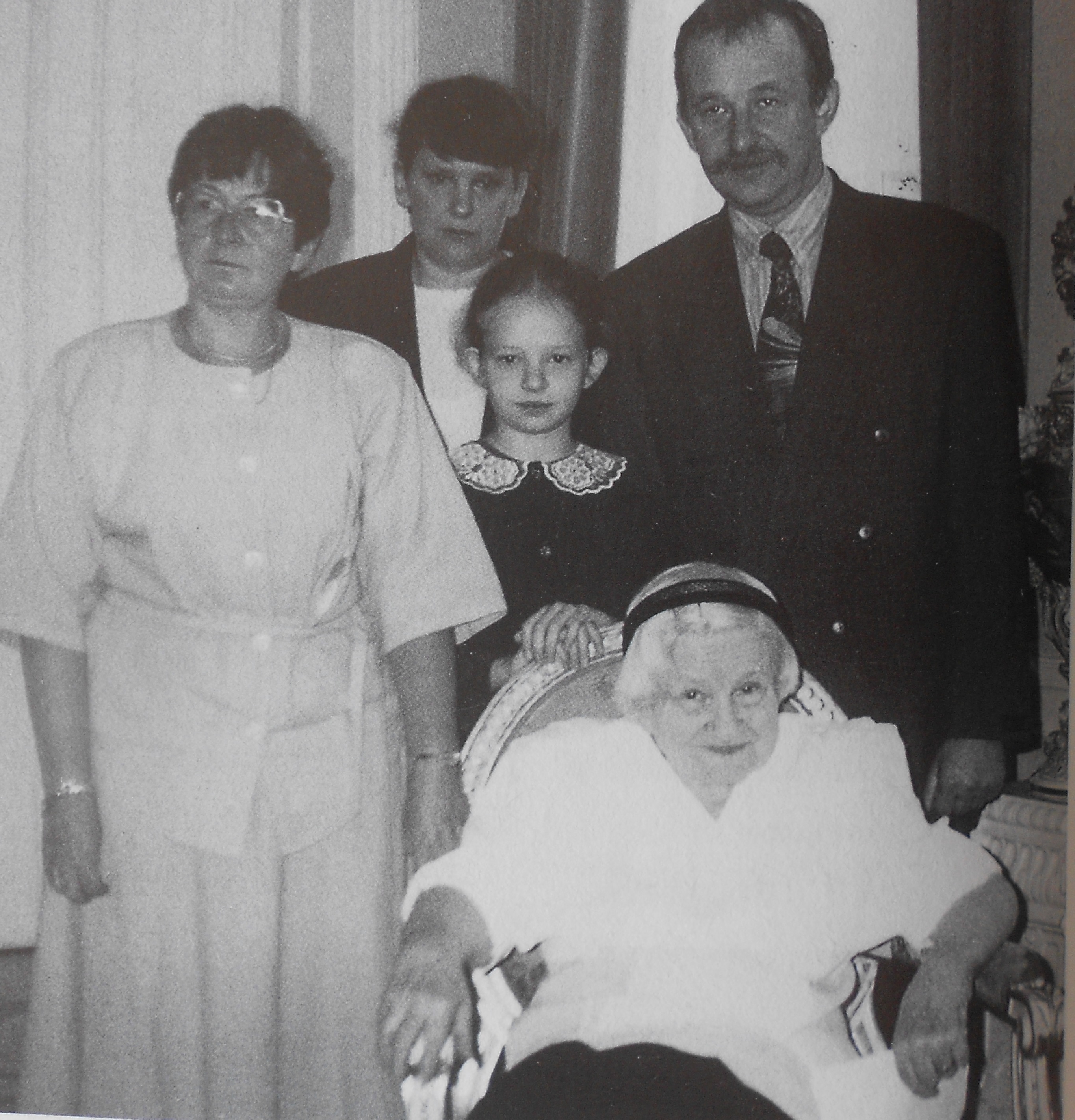 Irena Sendler con la sua famiglia in occasione del Conferimento della Croce di Commnedatore dell'Ordine della Rinascita della Polonia, 1997