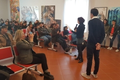 Federica Aiello legge durante la presentazione del libro presso il Museo Palatucci