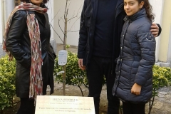 Roberto Giordano, Federica Aiello e Greta Giordano vicino l'albero piantato in memoria di Irena Sendler, presso il Museo Palatucci.