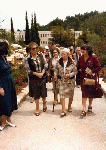 1983-Yad-Vashem.-Irena-Teresa-Korner-right-Wanda-Rotenberg-left-one-of-Irenas-liaison-girls