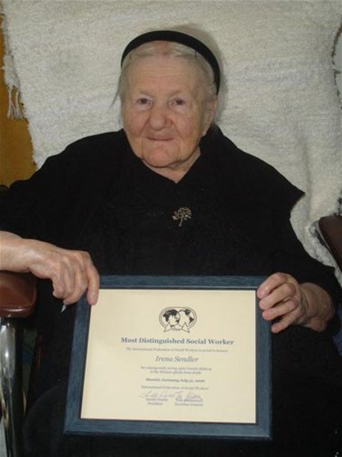 Irena-receives-an-award-in-2007
