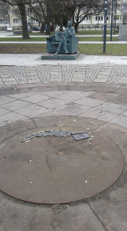 Monumento a Jan Karski e Punto di accesso alle fogne.