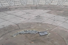 Monumento a Jan Karski e Punto di accesso alle fogne.