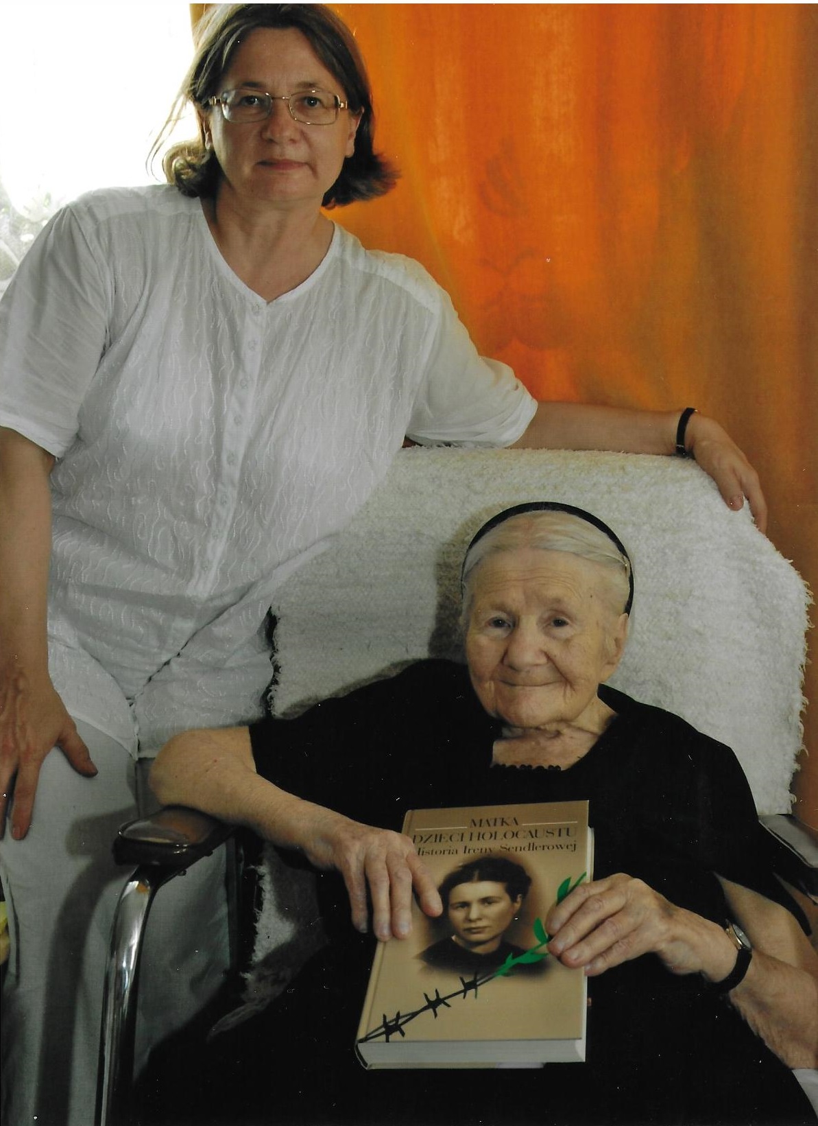 Irena Sendler e Anna Mieszkowska. Dono graditissimo ricevuto dalla giornalista in occasione della rappresentazione teatrale in Varsavia